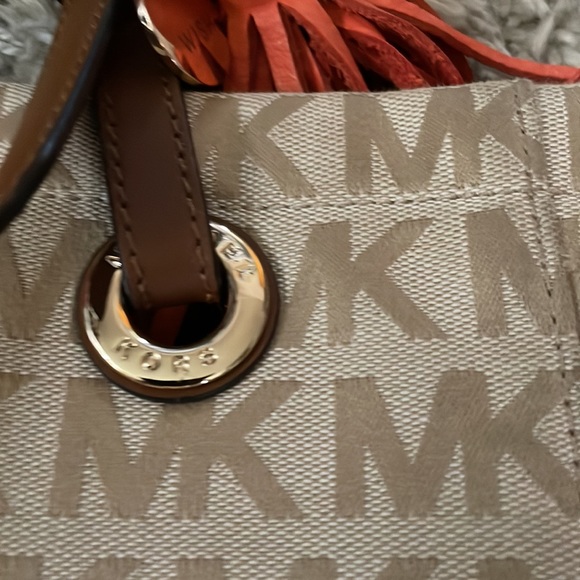 Michael kors handbag tote great condition! Clean inside and out! - Picture 2 of 7